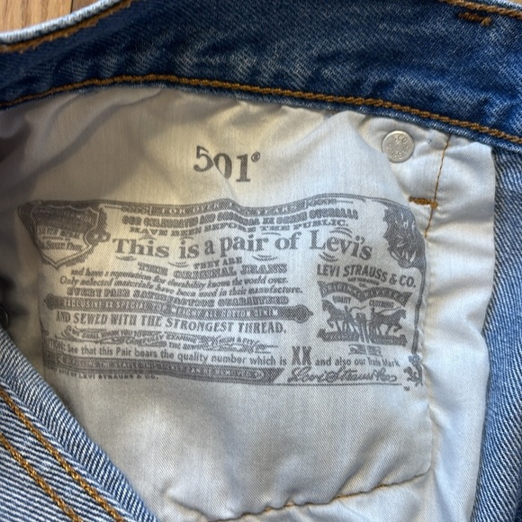 Levi’s Women’s 501 Shorts Denim Cutoff Button Fly Size 33 - Picture 8 of 9